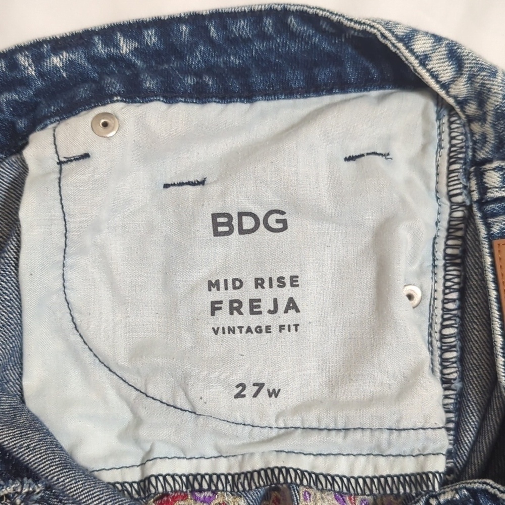 BDG Freja Embellished Mid-Rise Denim Cutoff Short, Color Bandana Wash Size 27 - Picture 15 of 16